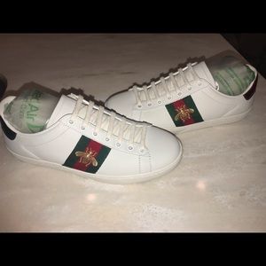 Sold***Gucci women’s ace sneakers embroidered bee